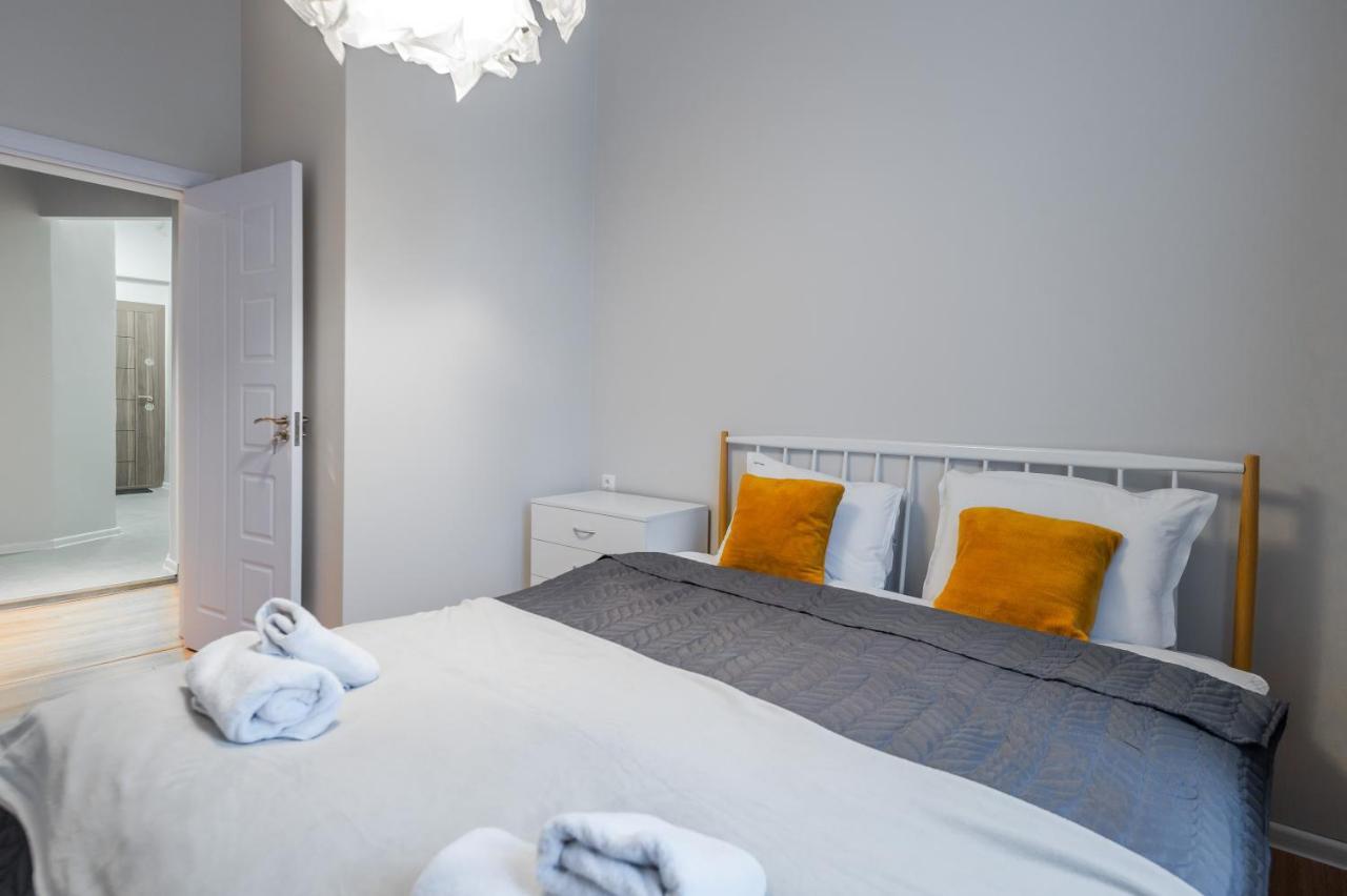 New Black & White - 2Bdr Apartment With Balcony Sofia Bagian luar foto