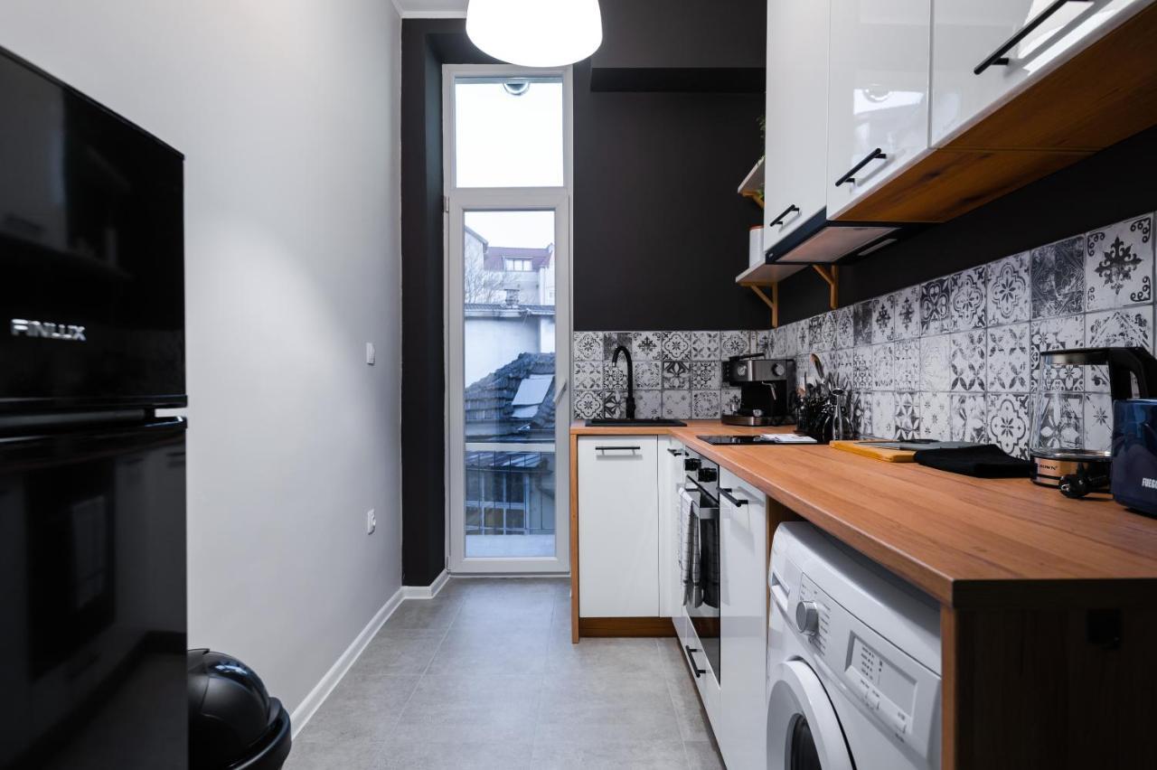 New Black & White - 2Bdr Apartment With Balcony Sofia Bagian luar foto