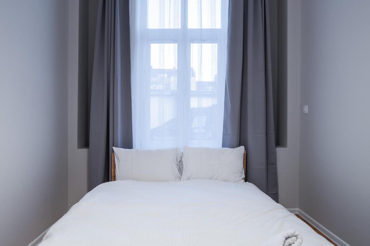 New Black & White - 2Bdr Apartment With Balcony Sofia Bagian luar foto