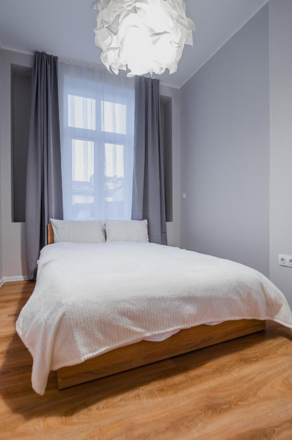 New Black & White - 2Bdr Apartment With Balcony Sofia Bagian luar foto